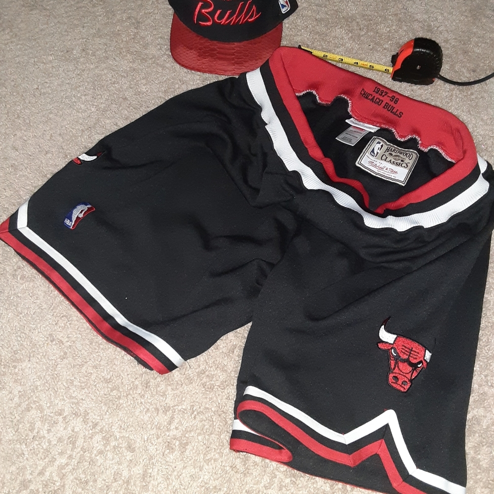 MITCHELL & NESS CHICAGO BULLS 1997-98 SHORTS